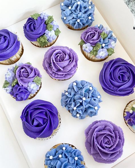 Purple Floral Cupcakes, Georgia Cake, Blue Wedding Cupcakes, Cupcake Icing Designs, Cupcake Flower Bouquets, Icing Designs, Swiss Buttercream, Purple Cupcakes, Royal Blue Flowers