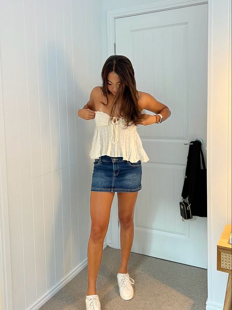 Jean Skirt Beach Outfit, Summer Outfit Inspo Skirt, Cute Outfits With Denim Skirt, How To Style Mini Denim Skirts, California Outfit Ideas, Black Mini Skirt Outfits Summer, Jean Skirt Outfits Concert, Denim Skirt Inspo Outfit, Jean Skirt Outfits Ideas