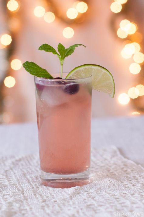 4 Virgin Christmas cocktails to drink this holiday season Festive Mojito, Sprite Mocktail Recipe, Winter Mocktails Non Alcoholic, Low Sugar Alcoholic Drinks, Mojito Virgin, Winter Mocktail, Cranberry Mojito, Christmas Mocktail Recipes, Christmas Mocktail