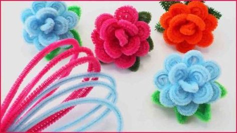 Easy DIY Pipe Cleaner Rose Tutorial | DIY Joy Projects and Crafts Ideas Roses Out Of Pipe Cleaners, Chenille Stems Crafts, Pipe Cleaner Roses How To Make, Chenille Flowers Diy, Chenille Stem Flowers, Flowers Out Of Pipe Cleaners, Chenille Stem Crafts, Flower Making Tutorial, Pipe Cleaner Art