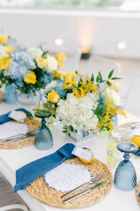 Gorgeous blue and yellow wedding table decorations. Blue And White Lemon Theme, Italian Wedding Decorations Centerpieces, Yellow Wedding Table, Navy Blue And Yellow Wedding, Italian Summer Wedding, Wedding Lemon, Mediterranean Theme, Blue And Yellow Wedding, Blue Yellow Weddings