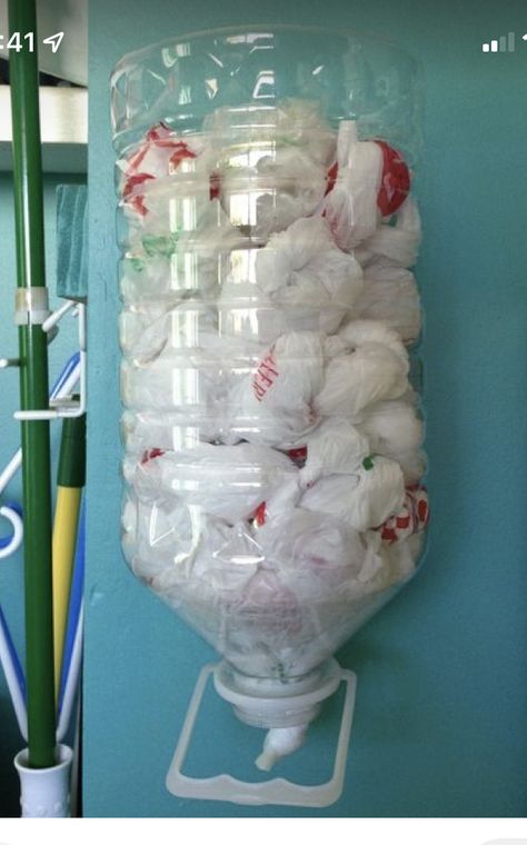 Grocery Bag Dispenser, Diy Recycled Projects, Diy Plastic Bottle, Pallet Furniture Living Room, Diy Furniture Hacks, Bedroom Crafts, Bag Dispenser, Diy Bottle Crafts, Plastic Bottle Crafts