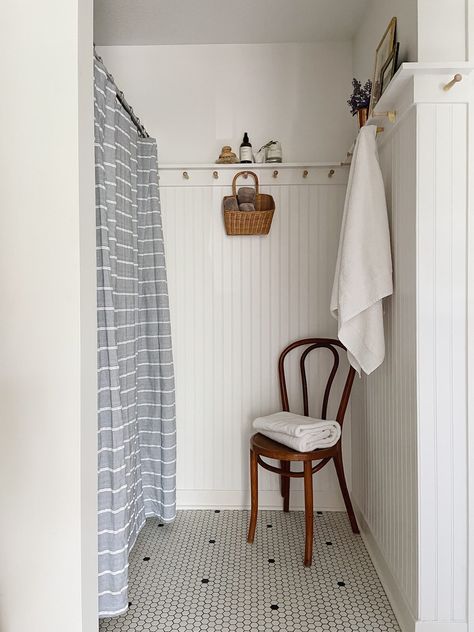 Diy Bathroom Storage Ideas, European Bathroom, Cottage Style Bathrooms, Pretty Bathroom, Cottage Bathroom Ideas, Beadboard Paneling, Bathroom Condo, Simple Cottage, Diy Bathroom Storage