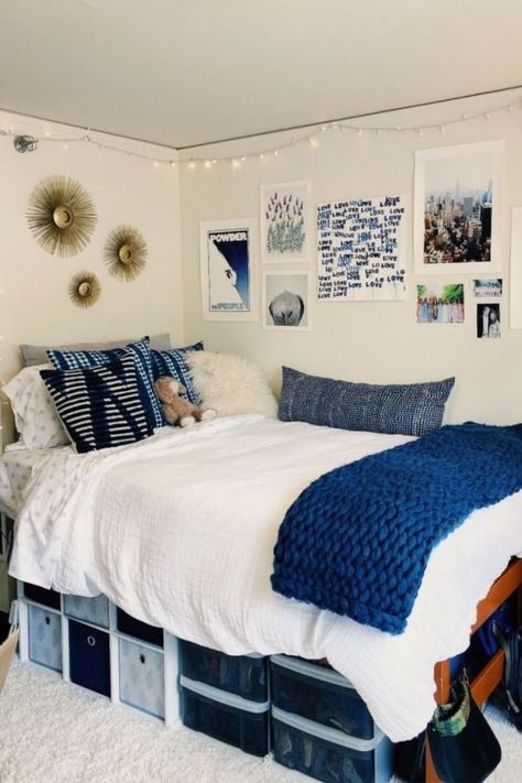 OMG every girl should see these dorm room ideas! They have the best dorm room ideas for girls! From the bedding to the wall decor. If you’re going to college this year you must see this. Dark Blue Dorm Room Aesthetic, Navy Blue Dorm Room Ideas, Dorm Room Designs Blue, Dorm Room Ideas Blue, Navy Dorm, Blue Dorm Room, Dorm Room Ideas For Girls, Room Ideas For Girls, College Bedroom Decor