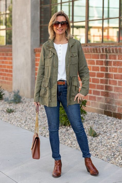 Cargo Jackets Women, Olive Cargo Jacket Outfit, Fall Outfits With Olive Green Jacket, Olive Jackets Women Outfits, Khaki Green Jacket Outfit, Camoflauge Jacket Outfit Casual, Cargo Jacket Women Outfit, Olive Jacket Outfit Women, Green Olive Jacket Outfits