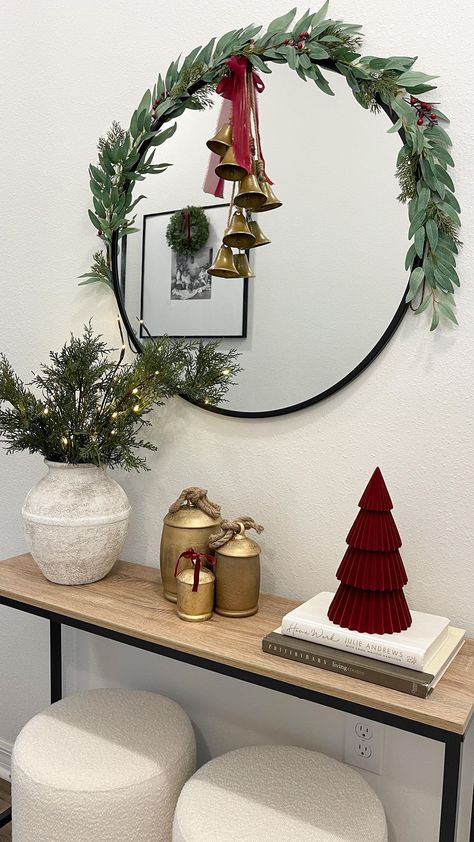 Christmas Garland Ideas Mirror, Bow On Mirror Christmas, Hallway Xmas Decorations, Christmas Mirror Ideas, Christmas Decor Hallway Entryway, Mirror Decor For Christmas, Decorate Mirror Christmas, Christmas Decoration Mirror, Christmas Decorations Mirror