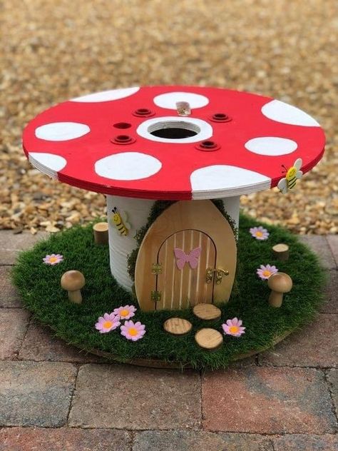 Wooden Spool Projects, Spool Tables, Spool Crafts, Fairy Garden Crafts, Garden Decor Projects, Garden Art Sculptures Diy, Garden Artwork, Garden Art Projects, Garden Art Crafts