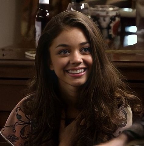 haley dunphy modern family sarah hyland sitcom comedy funny pfp icon profile picture dp pretty girl brunette smile fashion outfits Modern Family Haley, Haley Dunphy, New Obsession, Modern Family, Wood