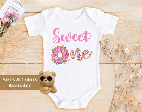 Short Sleeve Onesie For First Birthday, Shes A Sweet One First Birthday Donut, Donut Birthday Shirt, First Birthday Short Sleeve Onesie, Donut Shirts For First Bday, 1st Birthday Onesie, Toddler Ootd, Baby Fashionista, Baby Models