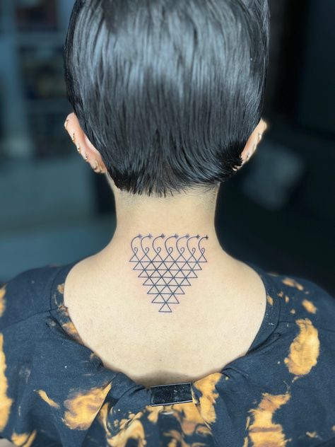 Goddess Saraswati is the Goddess of Languages. This 3x3 tattoo is strategically placed at the nape of the neck to symbolise the connection between Brain and the rest of the body. Saraswati Tattoo, Hand Tato, Engraving Tattoo, Goddess Saraswati, Goddess Art, Tattoo Placement, Love Tattoos, Tattoo Idea, The Goddess