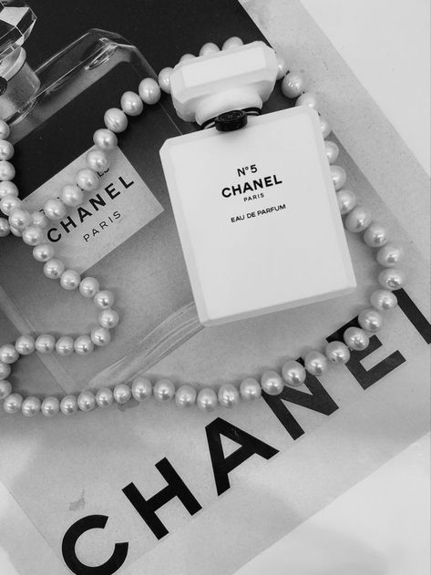 Luxury Brands Aesthetic Wallpaper, Poison Perfume, Chanel N5, Chanel Wallpaper, Phone Background Wallpaper, Adult Birthday Cakes, Beauty Room Design, Vintage Photoshoot, Chanel Brand