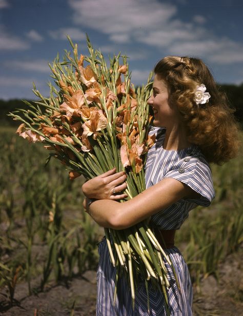 Vestidos Retro, Photographie Portrait Inspiration, Holding Flowers, Come Undone, Mode Vintage, Vintage Love, Vintage Hairstyles, Vintage Summer, Vintage Photographs