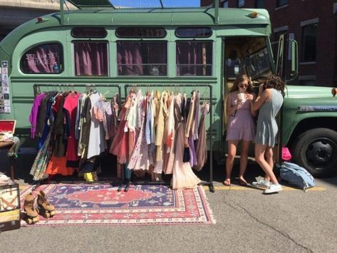 Many of the small businesses that will set up shop have their own unique take on presenting their products. Boutique Truck, Mobile Fashion Truck, Vintage Store Ideas, Caravan Shop, Ruangan Studio, Farm Vintage, Vintage Bus, Fashion Truck, Bohemian Boutique