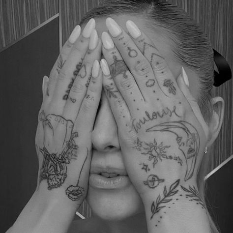 pinterest : ghostinavenue Ariana Grande Vogue, Ariana Grande Selfie, Vogue Beauty Secrets, Ariana Grande Tattoo, Ariana Grande Images, Ear Tattoo Ideas, Ariana Grande Album, Wicked Tattoos, Ariana Grande Cute