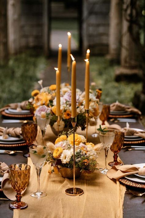 Yellow Wedding Table Decor with Gold Detail Blush Color Wedding Dress, Natural Outdoor Wedding, Mustard Yellow Wedding, Mustard Wedding, Gold Table Setting, Yellow Wedding Inspiration, Yellow Wedding Theme, Outdoor Wedding Ideas, Honey Wedding