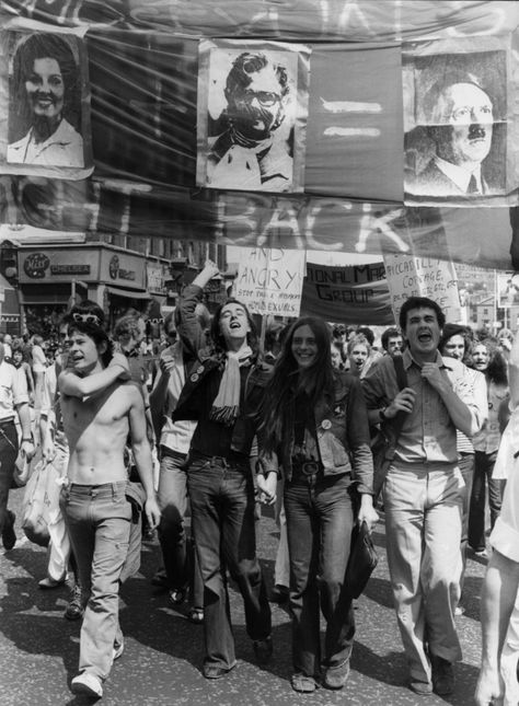 vintage everyday: Photos from the '70s Gay Rights Protests Photos From The 70s, Kida Disney, Lgbtq History, Children Of The Revolution, Stonewall Riots, Gay History, Lgbt History, Awareness Poster, Gay Rights