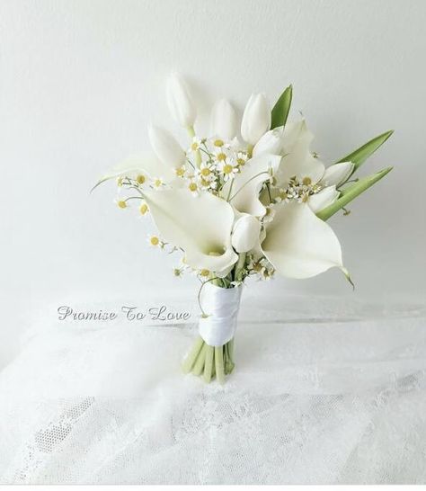 Hand Bouquet Wedding Elegant, Simple Wedding Bouquets, Simple Bridal Jewelry, Elegant Wedding Centerpiece, Colorful Wedding Flowers, Calla Lily Bouquet, Flower Girl Accessories, Wedding Bouquets Bride, Bridal Bouquet Flowers