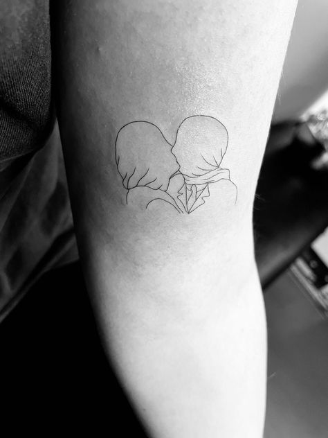 An outline tattoo of “The Lovers” by René Magritte. Renee Magritte Tattoo, Black And White Fine Line Tattoo, Rene Magritte Tattoo, Aus Tattoo, Magritte Paintings, Cute Tattoo Designs, Line Drawing Tattoos, Kiss Tattoos, Needle Tattoo