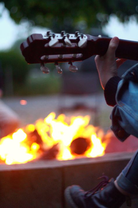 Campfire Guitar, Traveler Guitar, Campfire Songs, Beach Fire, Guitar Photos, Camp Rock, Guitar Photography, Camping Photography, Camping Aesthetic