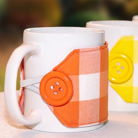 Mug Cozies Fabric, Diy Mug Cozy, Mug Cosy Sewing Pattern, Mug Cozy Sewing Pattern, Mug Cozy Pattern Free, Mug Cosy, Coffee Cups Diy, Make A Mug, Sew Quilt