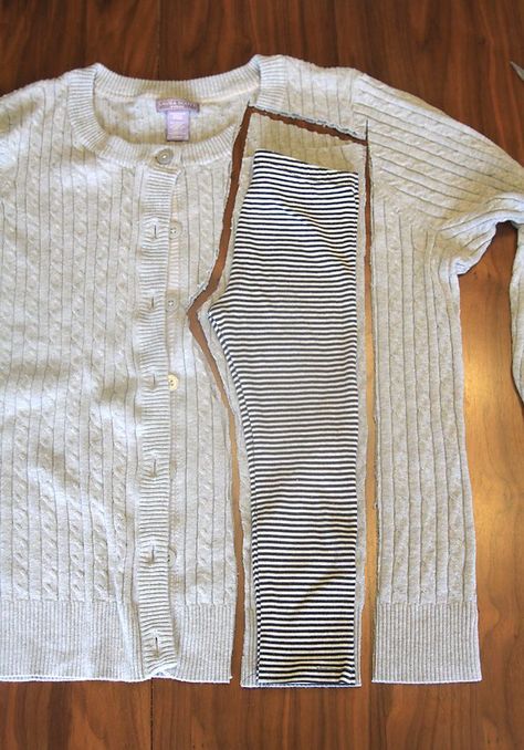 So cute! She made leggings for her daughter from old sweaters - they look so cozy! The sewing tutorial looks really easy, too. Diy Sy, Diy Baby Clothes, Diy Vetement, Trendy Sewing, Old Sweater, Comfy Leggings, Baby Diy, Recycle Clothes, Diy Couture