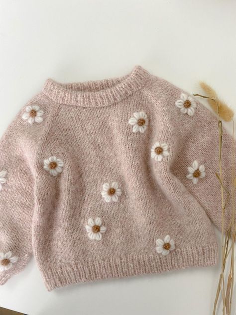 Embroidered Knitting, Crochet Baby Projects, Daisy Embroidery, Baby Knitwear, Stil Boho, Knitted Baby Clothes, Haken Baby, Baby Sweater, Knitted Baby