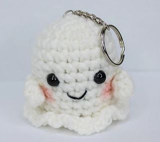 MANUALIDADES DE LANA: LLAVERO FANTASMA DE CROCHET Ghost Keychain, Halloween Keychain, Crochet Ghost, Crochet Bodies, Keychain Pattern, Crochet Table Runner Pattern, Crochet Keychain Pattern, Halloween Crochet Patterns, Crochet Fall