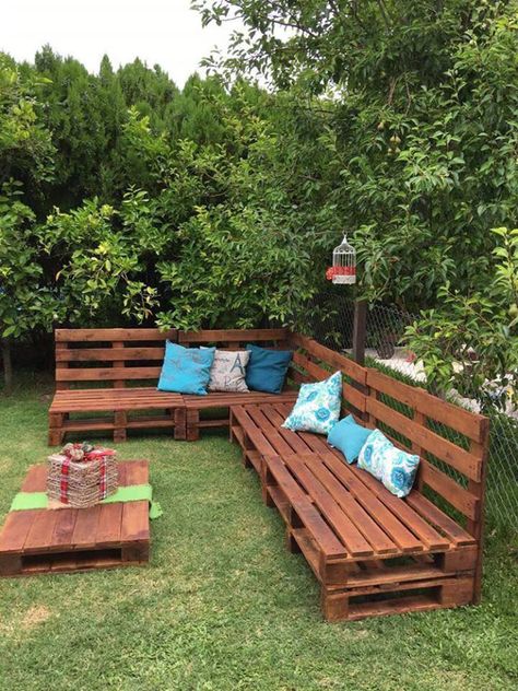 DIY Outdoor Pallet Sofa...these are the BEST Pallet Ideas! Outdoor Pallet Projects, Pallet Garden Furniture, Pallet Patio, Backyard Seating, Pallet Sofa, Pallet Outdoor, Pallets Garden, Pallet Crafts, Pallet Furniture Outdoor