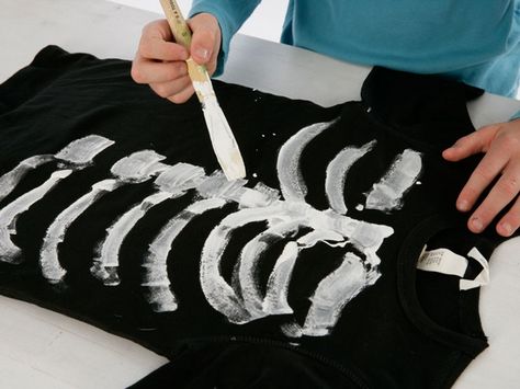 how to make skeleton costume Skeleton Costume Diy, Halloween Costumes Kids Homemade, Bricolage Halloween, Skeleton Halloween Costume, Kids Homemade, Costumes Kids, Homemade Halloween Costumes, Skeleton Costume, Homemade Costumes