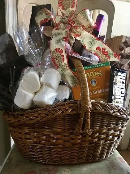 Campfire Gift Basket Ideas, Fire Pit Gift Basket Ideas, S’mores Basket, Smores Gift Basket Ideas, Fire Pit Gift Basket, Raffle Gift Basket Ideas, Family Gift Baskets, Sustainable Holiday, Welcome Basket