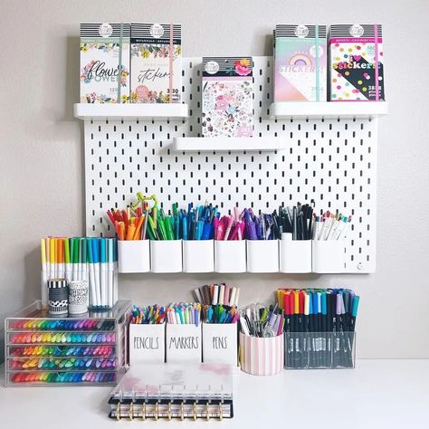 Playroom Desk, Kids Desk Organization, Kids Room Desk, Kids Study Desk, Desk Organisation, Girl Desk, Room Organisation, Study Room Design, Girl Room Art