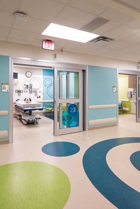 Akron Children's Hospital #EmergencyDepartment: Exam Rooms | Hasenstab Architects #HealthcareDesign #PediatricHospital Children Hospital Design, Kids Hospital, Pediatric Hospital, Hospital Emergency, Room For Kids, Healthcare Interior Design, Rauch Fotografie, Medical Office Design, Hospital Architecture