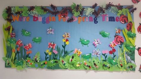 Insects board Insects Bulletin Board Preschool, Insects Classroom Decorations, Insects Bulletin Board Ideas, Insect Bulletin Board Ideas, Insects Theme Classroom, Insect Sensory, Spring Classroom Door, Garden Classroom, Kindergarten Art Activities