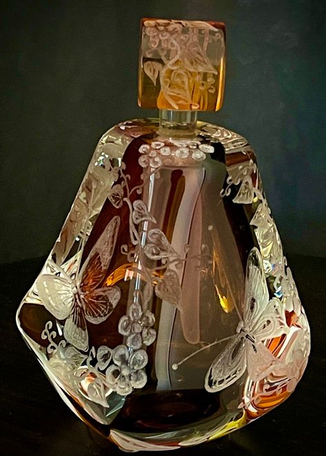 Hand Engraved Butterfly Perfume Bottle, Vanity, Homedecor, Perfume Bottle, Scented, Crystal Perfume Bottle, Wedding Gift, Handblown - Etsy Hungary Perfume Bottle Diy, Perfume Bottle Ideas, Unique Perfume Packaging, Perfume Bottles Aesthetic, Aesthetic Perfume Bottles, Perfume Bottles Design, Butterfly Perfume, Perfume Bottle Collection, Unique Bottles