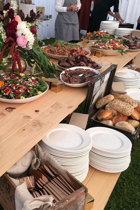 Bbq Wedding Ideas, Rustic Barbecue, Bridal Shower Bbq, Backyard Bbq Wedding Reception, Barbecue Wedding, Wedding Cake Videos, Bbq Wedding Reception, Bridal Shower Cocktails, Backyard Bbq Wedding