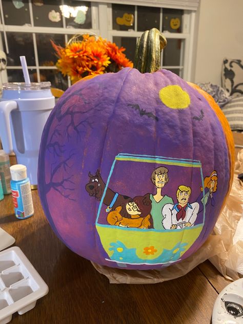 Scooby Do Pumpkins, Painted Pumpkins Scooby Doo, Pumpkin Painting Ideas Scooby Doo, Mystery Machine Pumpkin, Scooby Doo Pumpkin Painting, Disney Painted Pumpkins, Scooby Doo Pumpkin, Halloween Pumpkin Contest, Traditional Pumpkin Carving