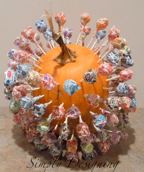 Ways to Hand Out Halloween Candy: Pumpkin lollipop holder #halloween #candy #halloweencandy #trickortreat Lollipop Pumpkin, Pumpkin Board, Fall Festival Games, Fall Harvest Party, Dulces Halloween, Harvest Fest, Fall Birthday Parties, Harvest Party, Birthday Halloween Party