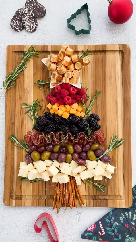 Christmas Tree Appetizers, Christmas Tree Charcuterie Board, Tree Charcuterie Board, Christmas Tree Charcuterie, Tree Charcuterie, Christmas Appetizers Easy, Healthy Halloween Snacks, Festive Appetizers, Pretzel Sticks