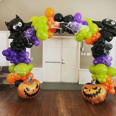 Halloween Balloon Arch Ideas, Halloween Balloon Backdrop, Orange Balloon Garland, Halloween Balloon Arch, Festa Hotel Transylvania, Monsters Inc Halloween, Halloween Balloon Garland, Halloween Balloons Decorations, Halloween Party Backdrop