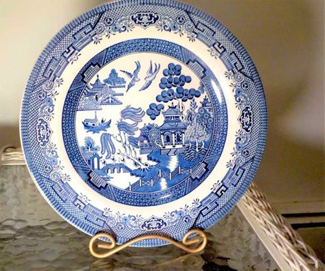 blue-willow-china-2 Blue Willow Kitchen, Blue Willow Decor, Blue Willow China Pattern, Vintage Dishes Antiques, Chinese Folklore, Blue Willow Dishes, Blue And White Dinnerware, Antique Booth Ideas, Blue Willow China