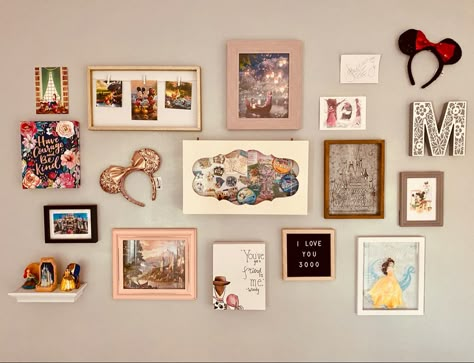 Disney Gallery Wall Bedroom, Disney Memorabilia Display, Disney Wall Collage Ideas, Grown Up Disney Bedroom, Disney Wall Collage, Disney Gallery Wall Ideas, Disney Themed Dorm Room, Disney Photo Wall Collage, Disney World Themed Bedroom