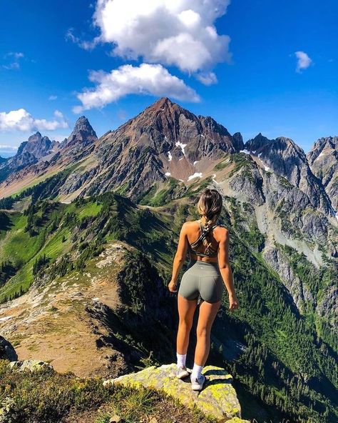 Colorado Hiking Outfit Summer, Aesthetic Hiking Pictures, Hiking Girl Aesthetic, Camping Outfits Summer, Hiking Poses Photo Ideas, Hike Outfit Summer, Hiking Outfit Summer Trail, Hiking Aesthetic Outfit, Hiking Photoshoot