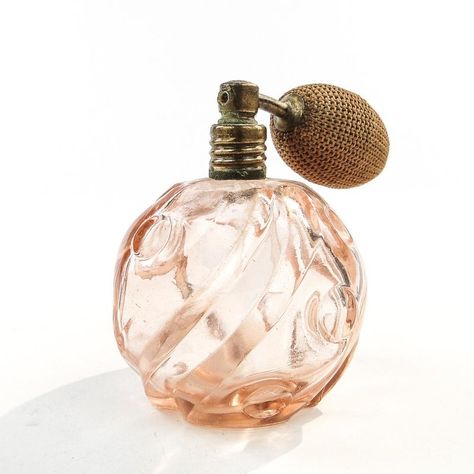 Art Deco German Perfume Bottle, 1930s, in Very Good conditions.  Designed 1920 to 1949 Vintage Glass Jars, Vintage Fragrance Bottles, Parfum Bottle Design, Perfume Bottles Design, 1950s Perfume, 1920s Perfume, 1920 Accessories, Object Oc, Vintage Glass Bottles