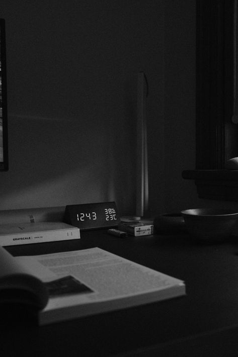 2024 Dark Aesthetic, Dark Black Aesthetic Wallpaper Iphone, Black Ipad Aesthetic, Black Study Aesthetic, Study Aesthetic Black, Black White Minimalist Aesthetic, Wallpaper Ipad Minimalist, Study Clock, Ipad Wallpaper Dark