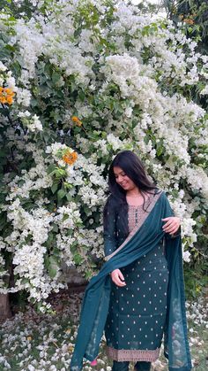 Chudithar Poses For Women, Photoshoot Poses In Kurti, Chudidar Poses For Women, Kurti Photo Shoot Poses, Pose In Indian Suit, Churidar Pose Ideas, Simple Poses In Kurti, Poses In Kurta Set, Chudi Photo Pose