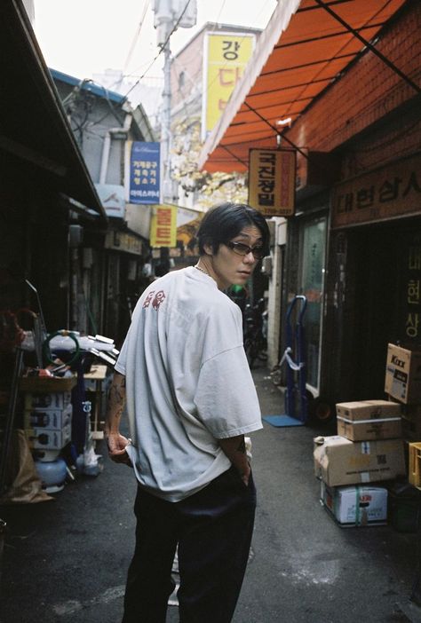 cold worldwide corea in market Men Streetwear Photography, Pose For Clothing Brand, Urban Streetwear Photography, Urban Aesthetic Photography, Men’s Streetwear Poses, Outdoor Fashion Photoshoot, Oversized Tshirt Poses, Streetwear Brand Photoshoot, Oversized Photoshoot