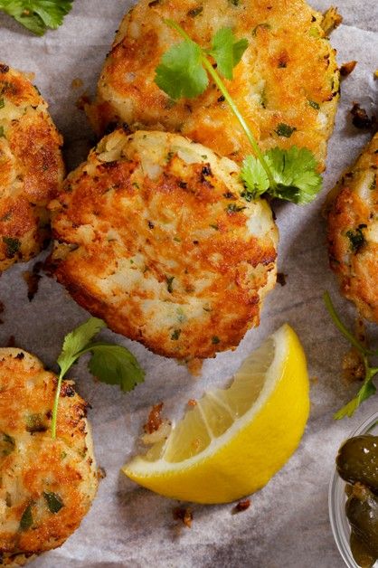 Keto Crab Cakes, Shrimp Cake Recipe, Crab Burger, Salmon Fish Cakes, Thai Fish Cakes, Thai Fish, Crab Cake Recipes, Fish Cakes Recipe, Shrimp Cakes