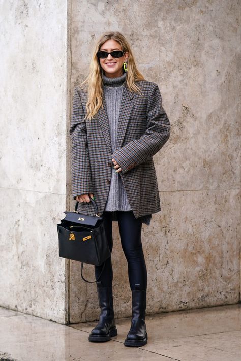 Blazer With Sweater Outfit, Oversized Checked Blazer Outfit, Grey Checked Blazer Outfit, Oversized Blazer With Leggings, Oversized Check Blazer Outfit, Grey Houndstooth Blazer Outfit, Oversized Blazer And Leggings Outfit, Checked Jacket Outfit Women, Gray Wool Blazer Outfit