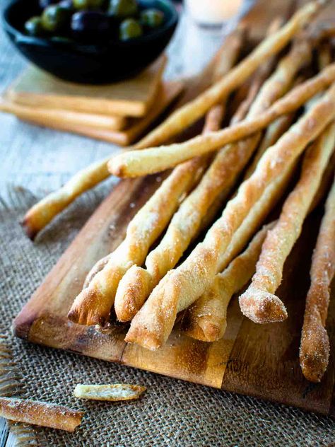 These incredibly crunchy Grissini breadsticks are the perfect accompaniment to your next antipasto platter. #GrissiniBreadsticks #italianRecipe #BreadRecipe Roasted Garlic Butter Recipe, Grissini Recipe, Italian Breadsticks, Italian Bread Sticks, Roasted Garlic Recipe, Easy Delicious Appetizers, Breadsticks Recipe, Homemade Garlic Butter, Homemade Appetizer