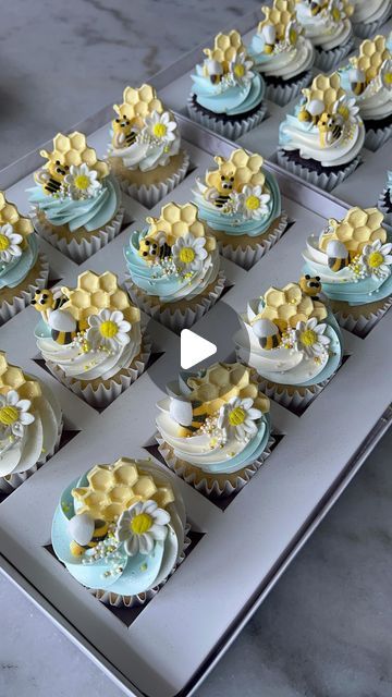 𝐋𝐮𝐱𝐮𝐫𝐲 𝐛𝐚𝐤𝐞𝐫 on Instagram: "Frost and decorate bee themed cupcakes with me ✨🌼🫶🏼😊🍯 Thank you @bakers.express for the amazing piping bags, I love the size! And the chocolate is so delicious! 🫶🏼✨🌼 . . . #cupcakestagram #luxurycupcakes" Bees Cupcakes Ideas, Bumble Bee Desserts, Bee Themed Cupcakes Shower Ideas, Honey Bee Cupcakes, Bee Cupcakes Ideas, Bee Themed Cupcakes, Bee Themed Food, Luxury Cupcakes, Beehive Cupcakes